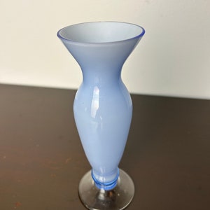 Vintage moderne mundgeblasene polnische Kunstglas Immergrün ummantelte kleine Sockelvase aus Polen im zeitgenössischen Stil