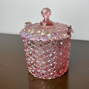 Vintage Iridescent Pink Daisy & Button Fenton Lidded Candy Dish/Canister, kolekcjonerskie szkło prasowane, słoik na ciasteczka z połowy wieku/wiaderko na lód
