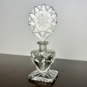 Botella de perfume vacía de cristal alemán de mediados de siglo con tapón floral grabado, decoración de bandeja de tocador vintage, botella de aceite esencial