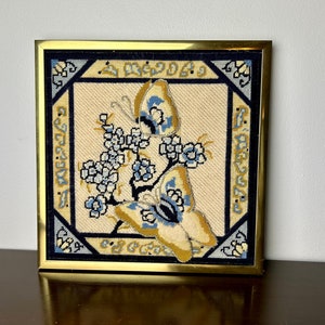 Vintage 70er Jahre handgemachte Schmetterling Schmetterlinge fertige Nadelspitze Kunst im Retro Gold Rahmen, asiatisch japanisch Thema, Stickerei Wand Dekor