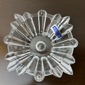 Puede incluir: Un cuenco de cristal transparente con un diseño de estrella y una etiqueta azul que dice "Marquis Crystal".