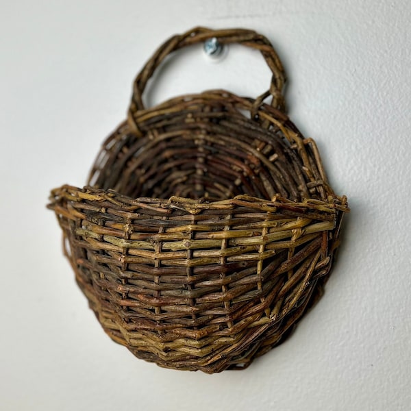 Vintage Circular Woven Twig/Sticks Wall Pocket Planter Basket, Hanging Basket for Flowers & Plants, Primitive/Farmhouse Entryway/Home Decor