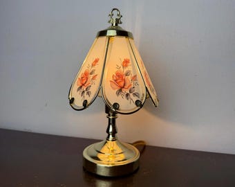 Lampa stołowa w stylu vintage z witrażem w kształcie róży, klosz z różą w kolorze złotym/mosiężnym, z 3-kierunkowym dotykowym wykończeniem