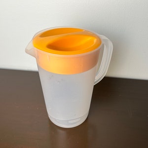 Vintage Clear Plastic Rubbermaid Beverage Pitcher with Yellow Lid 1 Gallon, Iced Tea/Lemonade Large Capasity Pitcher