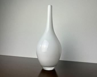 Zeitgenössische Moderne Johanna Jelinek Salong IKEA mundgeblasene weiße große Glas Blumen / Knospe Vase, schwedischen Modernist