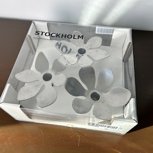 Vintage jaren 90 gepensioneerde Ikea Stockholm 3 Flower Taper Kandelaar houder NIB, Monica Mulder voor Ikea, Zweeds Scandinavisch design, Flower Power