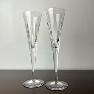 Könnte beinhalten: Zwei klare Champagnergläser mit geschliffenem Kristallmuster.