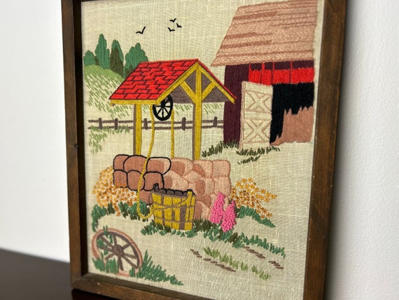 Broderie Crewel Encadrée 'Le Jardin Occupé' - Cercle Créatif Années 90 - USA