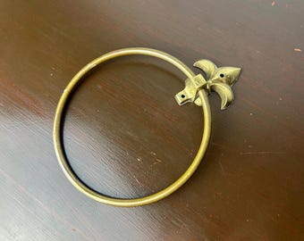 Vintage Messing Fleur De Lis Handtuch Ring an der Wand befestigt, verzierte Badezimmer-Hardware-Leuchte, Hollywood Regency / viktorianisches Pulver-Raum-Dekor