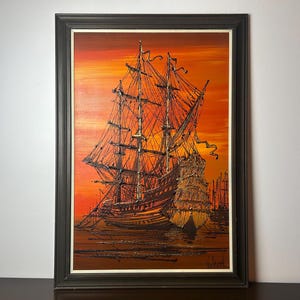 Pintura al óleo vintage de gran tamaño de Vanguard Studios sobre tabla de Van Gaard, barco pirata náutico en el mar, obra de arte moderna de mediados de siglo en naranja y negro