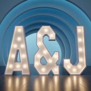 Puede incluir: Letras de marquesina blancas A, & y J con bombillas iluminadas. Las letras están sobre una superficie embaldosada con un fondo azul arqueado. Las letras son un elemento decorativo, posiblemente para un evento o decoración del hogar.