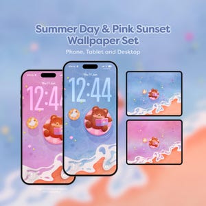 Può includere: Un set di sfondi digitali intitolato Summer Day & Pink Sunset Wallpaper Set per telefono, tablet e desktop. Le grafiche mostrano un orso bruno che galleggia su un salvagente rosa in acqua blu e rosa con una spiaggia di sabbia.