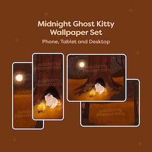 Puede incluir: Un conjunto de fondos de pantalla digitales con un lindo gatito fantasma con un sombrero de bruja sentado junto a una fogata bajo la luna llena. El texto dice "Midnight Ghost Kitty Wallpaper Set" y "Phone, Tablet and Desktop". También es visible la dirección del sitio web "wildberryplanner.com".