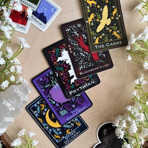 Diseño de tarjetas de Sarah J Maas // Resistente al agua y a la intemperie // Mercancía Sjm con licencia oficial // TOG, ACOTAR, CC // Romance de fantasía, romance romántico