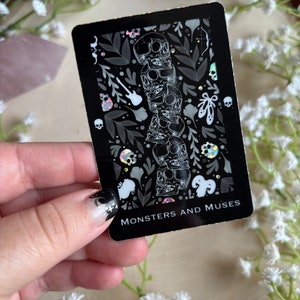 Carte de tarot des monstres et des muses || Sticker pailleté || Produit sous licence officielle de Sav R. Miller || Imperméable, résistant aux intempéries || Romance noire