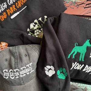 Puede incluir: Un letrero de madera rústica con el texto "Welcome to our home" en letras blancas. El letrero presenta un acabado envejecido y un diseño sencillo y acogedor, ideal para un porche o entrada.