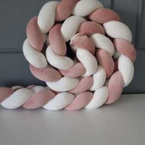 Handgeflochtenes Knotenkissen: Modernes Dekokissen aus Samt (240 cm)