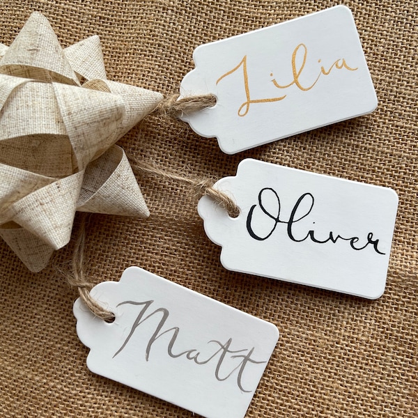 Étiquettes cadeaux personnalisées - Calligraphie manuscrite - Étiquettes cadeaux blanches - Faveurs personnalisées pour le mariage et la fête - Bord festonné - Étiquettes cadeaux