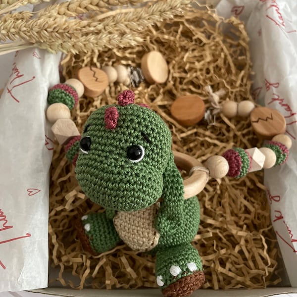 Kinderwagenkette Dino,Babygeschenk, kinderwagenkette dino, Amigurumi,auf Wunsch gerne personalisierten möglich