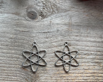 Dije con símbolo de átomo: joyería científica, regalo STEM, colgante geek