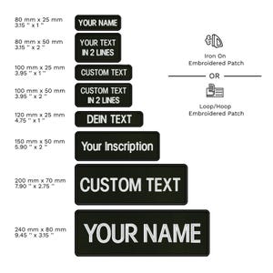 Può includere: Toppe ricamate rettangolari nere con testo bianco, disponibili in varie dimensioni, tra cui 80 mm x 25 mm e 240 mm x 80 mm. Le opzioni di testo includono "YOUR NAME", "YOUR TEXT IN 2 LINES" e "CUSTOM TEXT". Toppe termoadesive o con velcro.