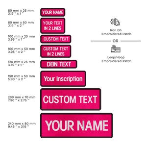 Può includere: Una varietà di toppe ricamate rettangolari rosa acceso con testo bianco, tra cui "YOUR NAME", "YOUR TEXT IN 2 LINES" e "CUSTOM TEXT". Le dimensioni variano da 80 mm x 25 mm a 240 mm x 80 mm. Opzioni: da stirare o con velcro.