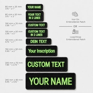 Peut inclure: Un ensemble d'écussons rectangulaires brodés noirs avec du texte vert néon, dans des tailles allant de 80 mm x 25 mm à 240 mm x 80 mm. Les écussons offrent des options de texte personnalisé et sont disponibles en version thermocollante ou auto-agrippante.
