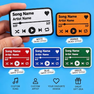 Könnte beinhalten: Fünf rechteckige bestickte Aufnäher mit einer Musik-Player-Oberfläche, Song Name, Artist Name, einem Fortschrittsbalken und Wiedergabesteuerungen. Erhältlich in Weiß, Orange, Rot, Blau und Grün mit kontrastierenden schwarzen oder weißen Nähten.