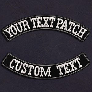 Op de afbeelding: Twee zwarte, gebogen patches met wit geborduurde tekst. De bovenste patch leest "YOUR TEXT PATCH" en de onderste patch leest "CUSTOM TEXT". Beide patches hebben een wit gestikte rand en zijn geplaatst tegen een donkerblauwe, leerachtige achtergrond.