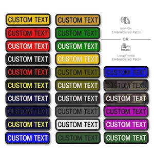 Puede incluir: Un conjunto de 12 parches bordados para planchar o con bucle/aro en varios colores, incluyendo negro, blanco, rojo, amarillo, verde, azul y gris. Cada parche presenta el texto "CUSTOM TEXT" en blanco.