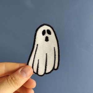 Op de afbeelding: Witte geest met zwarte omtrek en een verraste uitdrukking. De geest is een stoffen patch.