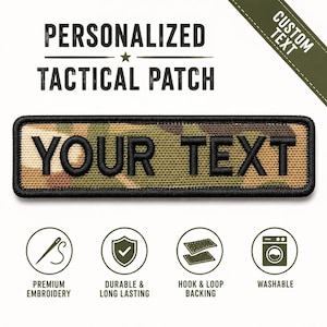 Peut inclure: Un écusson tactique rectangulaire avec un motif camouflage dans des tons de vert, marron et beige, bordé de noir. Le centre de l'écusson affiche le texte brodé en noir YOUR TEXT. L'image présente des icônes pour la broderie, la durabilité, le système auto-agrippant et le lavage.
