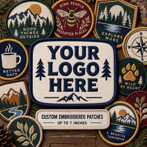 Puede incluir: Una colección de parches bordados circulares, rectangulares y en forma de escudo con diseños de naturaleza, incluyendo montañas, bosques, una abeja, una brújula y una taza de café. Un parche rectangular central muestra el texto YOUR LOGO HERE.