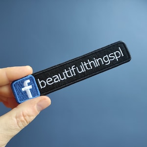 Könnte beinhalten: Schwarzer und weißer gestickter Aufnäher mit dem Text "beautifulthings" und einem blauen Facebook-Logo.