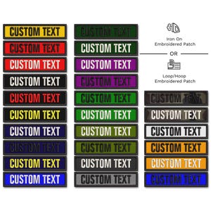Könnte beinhalten: Ein Set mit 12 gestickten Patches mit dem Text "CUSTOM TEXT" in Weiß. Die Patches sind in verschiedenen Farben erhältlich, darunter Schwarz, Grün, Gelb, Rot, Lila, Blau und Orange. Die Patches können aufgebügelt oder auf Kleidung, Taschen oder andere Gegenstände genäht werden.