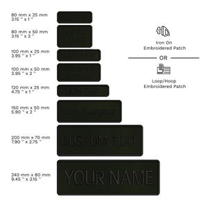 Può includere: Toppe ricamate nere in varie dimensioni, con opzioni di testo come "YOUR NAME" e "CUSTOM TEXT". Le dimensioni variano da 80 mm x 25 mm a 240 mm x 80 mm. Opzioni: da stirare o con velcro.