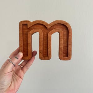 Bandeja de juego con letras minúsculas de madera para cualquier lección educativa de educación en el hogar, preescolar, alfabeto, iniciales, nombre, prek, jardín de infantes, ortografía, letras