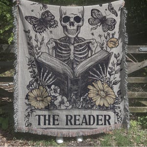 Memento Mori Reader&#39;s Tapestry Blanket, Gift for Book Lover Reading Blanket, Dark Academia Woven Throw Blanket