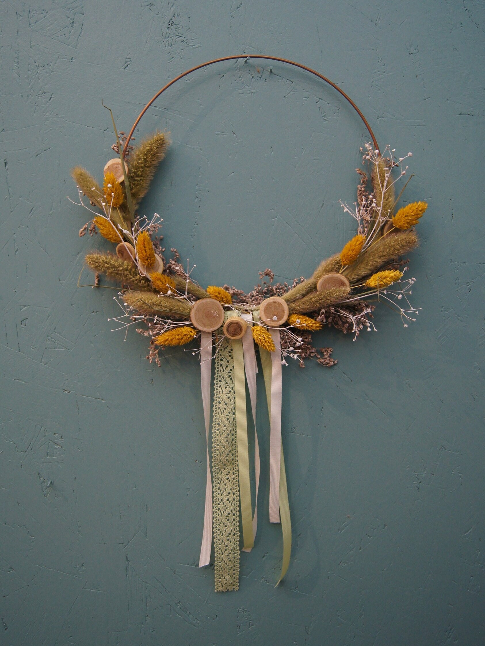 Juliette - Couronne de Fleurs Séchées Ornée Rubans Dans Les Coloris Vert, Blanc et Jaune Moutarde