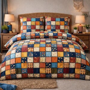 Op de afbeelding: Een patchwork quiltset met een levendige mix van kleuren, waaronder blauw, oranje, rood en geel. De quilt en twee kussenslopen hebben een vierkant patroon met bloemen en geometrische ontwerpen, wat een gezellige en rustieke uitstraling creëert. Het bed heeft een geweven hoofdbord.