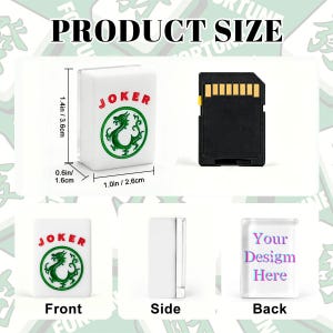 Puede incluir: Una ficha de mahjong rectangular blanca con un gr&aacute;fico de drag&oacute;n verde y el texto rojo JOKER. Las dimensiones son 3,6 cm por 2,6 cm por 1,6 cm. La ficha se muestra junto a una tarjeta SD, con vistas laterales y traseras con Your Design Here.