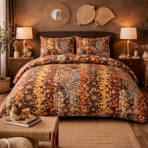 Pode incluir: Uma cama com um edredom estampado e duas fronhas a condizer. A roupa de cama apresenta um design de riscas verticais em tons de castanho, laranja e amarelo com padrões circulares e de pontos. Duas lâmpadas estão nas mesinhas de cabeceira.
