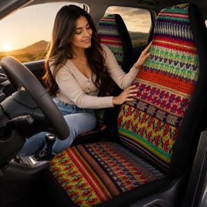 Puede incluir: Fundas de asiento de coche con un diseño colorido y estampado. Las fundas presentan una mezcla de patrones geométricos rojos, naranjas, amarillos, verdes y morados. Las fundas de los asientos están instaladas en un coche.