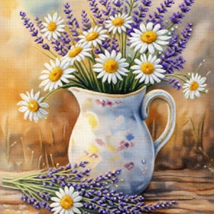 Op de afbeelding: Een aquarel schilderij van een boeket madeliefjes en lavendel in een lichtblauwe kan met een handvat. De bloemen zijn gerangschikt op een houten oppervlak. De madeliefjes hebben witte bloemblaadjes en gele centra, de lavendel is paars.