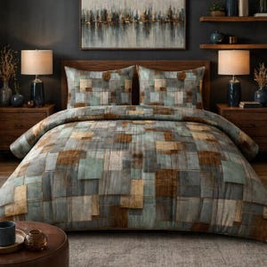 Peut inclure: Un lit double avec une housse de couette et deux taies d'oreiller. La literie présente un motif géométrique de carrés dans des tons de bleu, marron et beige. Le lit est encadré par une tête de lit en bois et deux tables de chevet assorties avec des lampes.