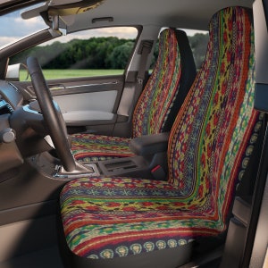 Puede incluir: Fundas de asiento de coche con un diseño colorido. Las fundas presentan una mezcla de rayas y formas geométricas rojas, amarillas, azules y verdes. El interior de un coche es visible en el fondo.