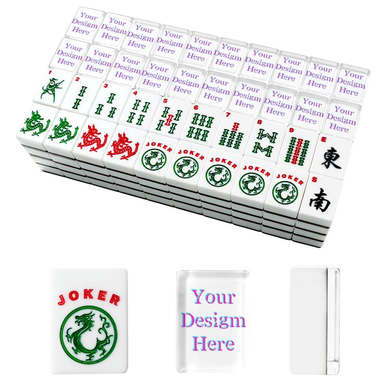 Puede incluir: Un conjunto de fichas de Mahjong rectangulares blancas con motivos de dragones verdes y rojos, palos numerados y fichas de Joker. Varias fichas muestran el texto Your Design Here en morado. Tres fichas individuales se muestran bajo el grupo.