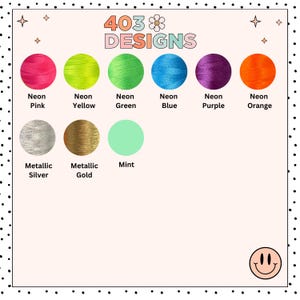 K&ouml;nnte beinhalten: Eine Farbkarte mit verschiedenen Garnfarben, darunter Neonrosa, Gelb, Gr&uuml;n, Blau, Lila und Orange. Metallisches Silber und Gold sowie Mintgr&uuml;n sind ebenfalls abgebildet. Der Text "403 DESIGNS" befindet sich oben.