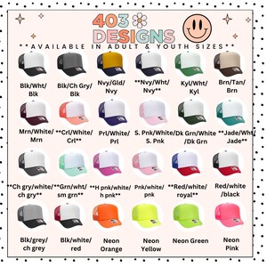 K&ouml;nnte beinhalten: Eine Auswahl an Trucker-Caps in verschiedenen Farben, darunter Schwarz, Wei&szlig;, Marine, Rosa und Gr&uuml;n. Jede Kappe hat eine Mesh-R&uuml;ckseite und eine feste Frontplatte. Das Bild enth&auml;lt den Text "403 DESIGNS" und "AVAILABLE IN ADULT & YOUTH SIZES."