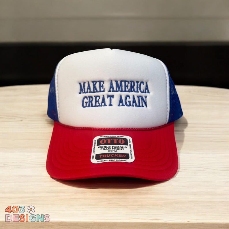 K&ouml;nnte beinhalten: Rote, wei&szlig;e und blaue Trucker-Cap mit dem gestickten Text "MAKE AMERICA GREAT AGAIN". Die Kappe hat eine wei&szlig;e Schaumstofffront, einen roten Schirm und eine blaue Mesh-R&uuml;ckseite. Mit Druckknopfverschluss.
